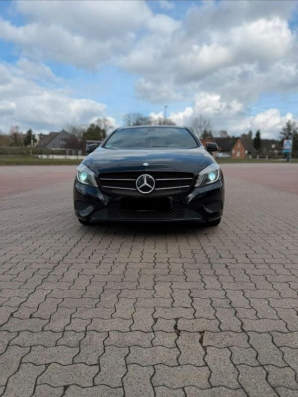 Gebraucht Mercedes A180 122 PS (89 kW) 2015 Schwarz Limousine