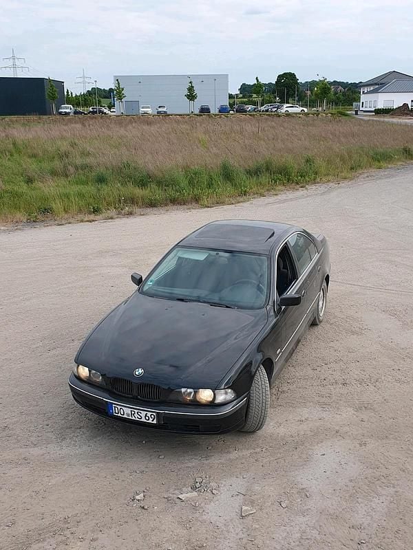 Schwarz Gebraucht 1999 BMW 520 Limousine | 2.800 € (Fairer Preis) - Bild 1/4