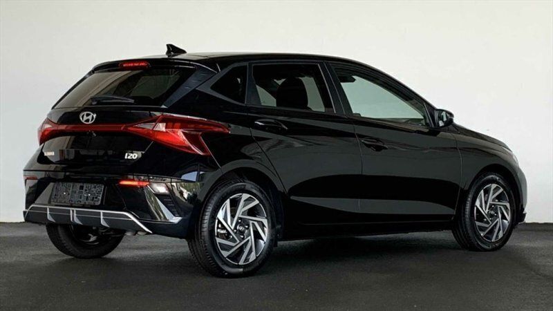 Gebraucht Hyundai i20 101 PS (74 kW) 2024 Grün / mangrove green pearl Kleinwagen