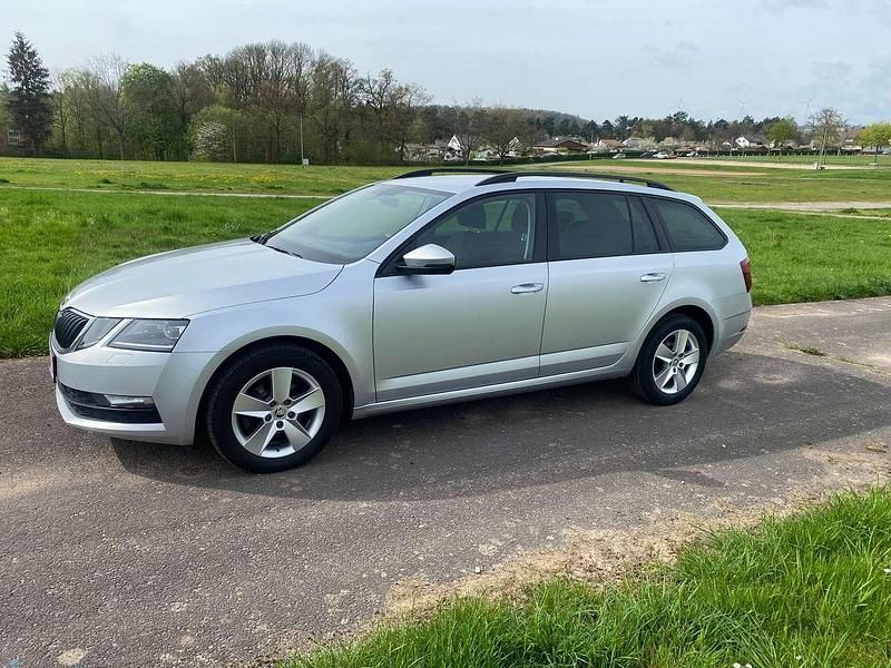 Brilliantsilber metallic Gebraucht 2020 Skoda Octavia Ambition Kombi | 12.300 € (Guter Preis) - Bild 1/4