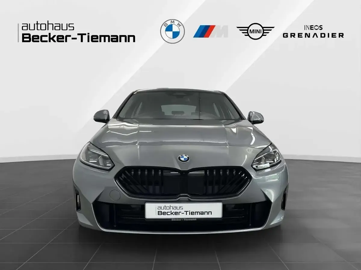 Gebraucht BMW 120 Performance 156 PS (114 kW) 2026 Skyscraper grau Kleinwagen