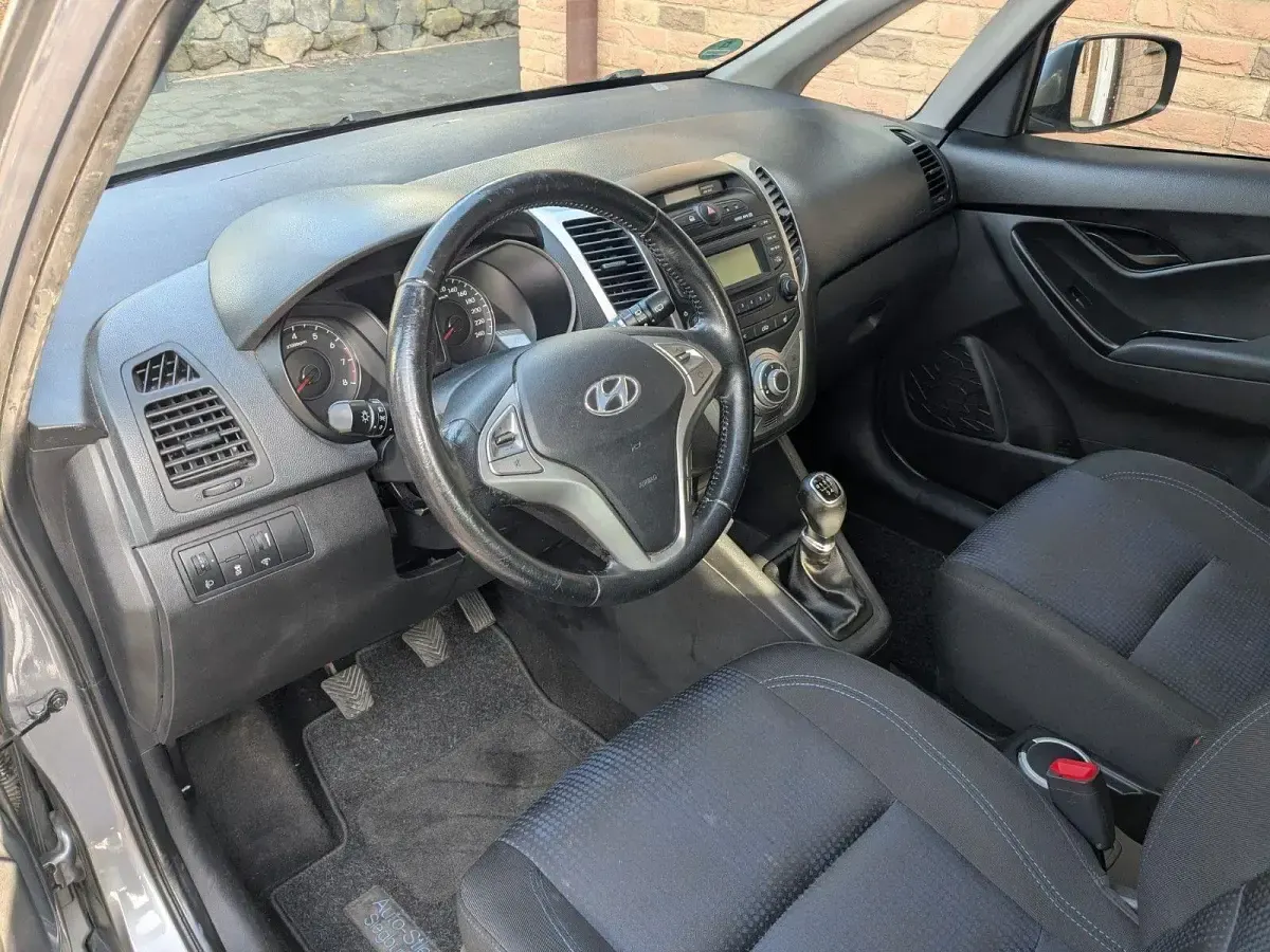 Gebraucht Hyundai ix20 90 PS (66 kW) 2012 Grau Kleinwagen
