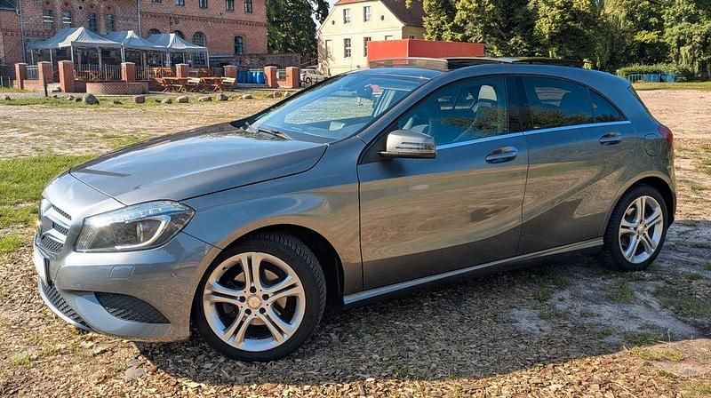 Grau Gebraucht 2015 Mercedes A180 Urban Limousine | 13.000 € (Fairer Preis) - Bild 1/4