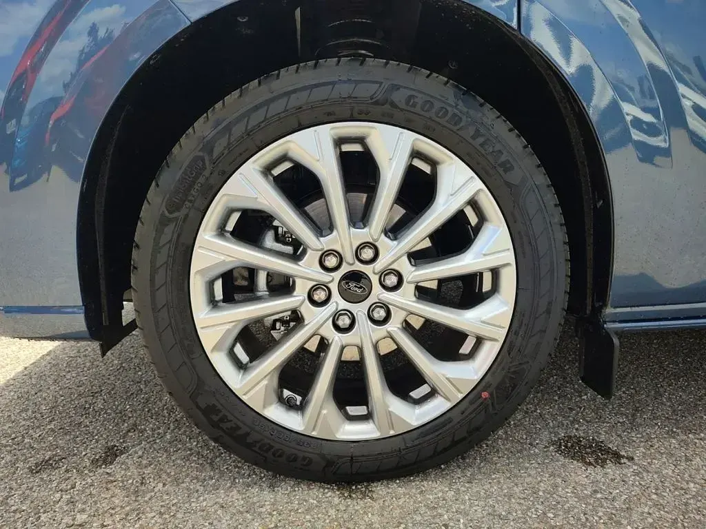 Gebraucht Ford Tourneo Titanium 170 PS (125 kW) 2025 Blau Van / Kleinbus