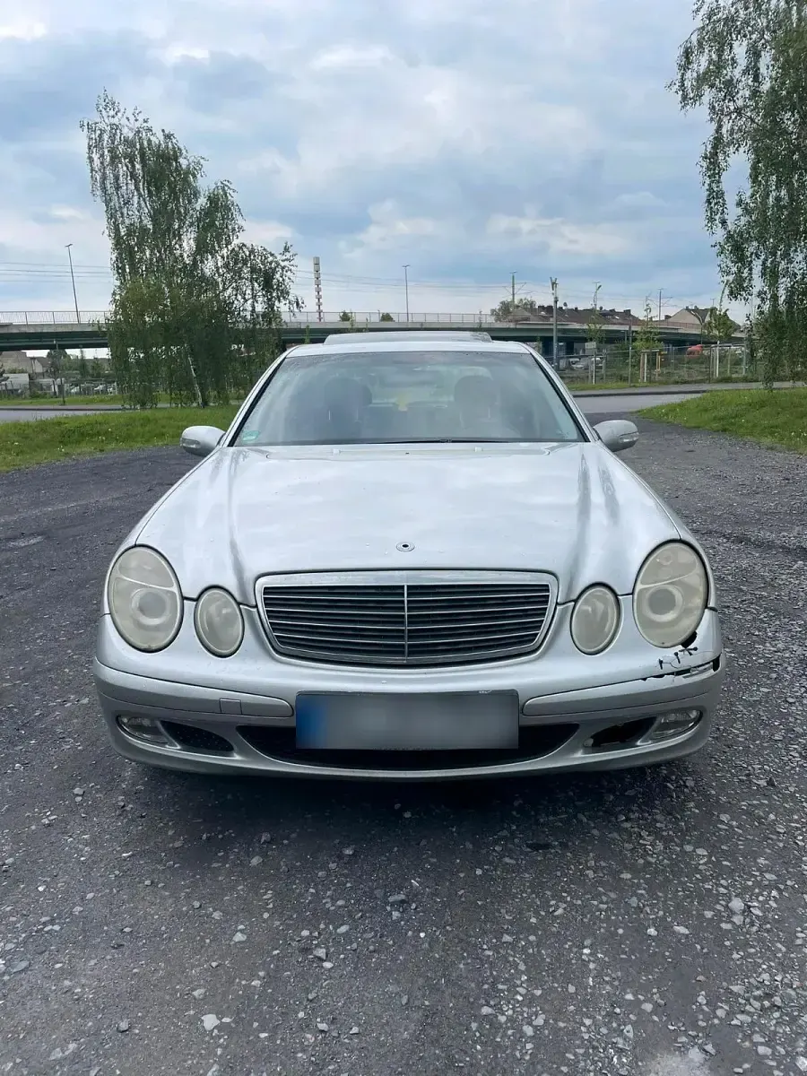 Usado Mercedes E220 150 CV (110 kW) 2003 Gris Berlina