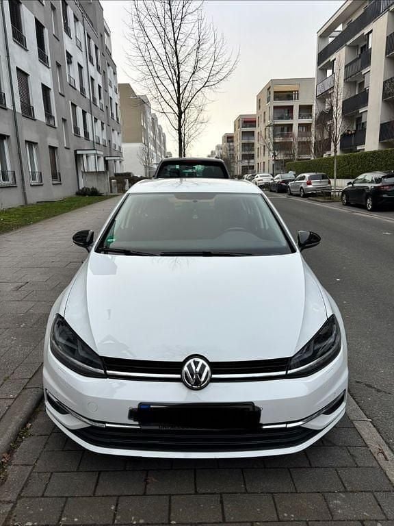 Gebraucht VW Golf VII Highline 150 PS (110 kW) 2019 Weiß Limousine