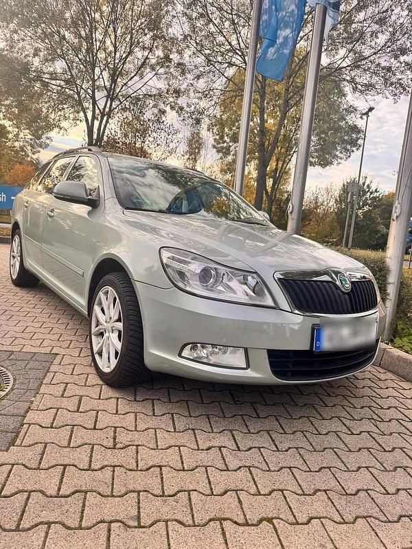 Gebraucht Skoda Octavia 140 PS (102 kW) 2011 Grau Kombi