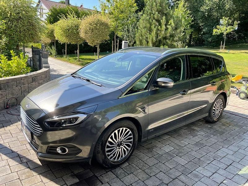 Grau Gebraucht 2019 Ford S-MAX Titanium Van / Kleinbus | 20.500 € (Superpreis) - Bild 1/4