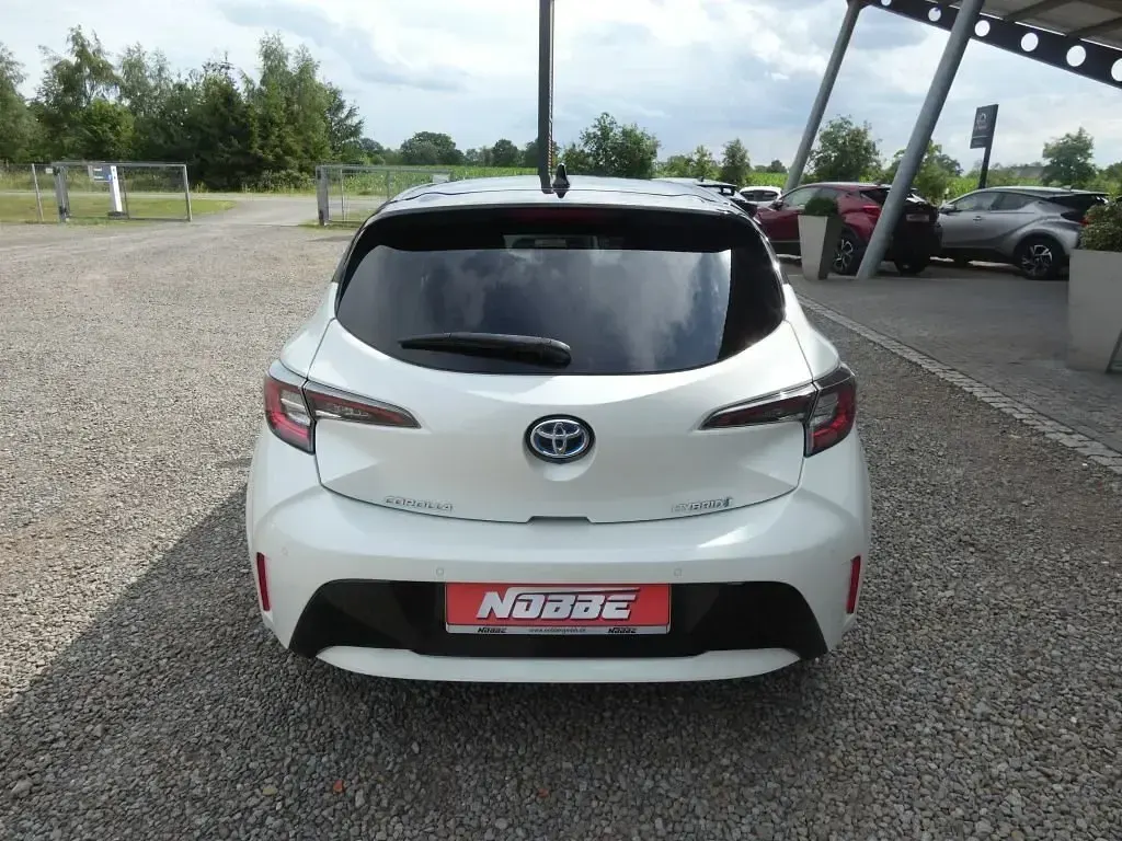 Gebraucht Toyota Corolla Team 122 PS (89 kW) 2020 Novaweiß perleffekt/schwarz Limousine