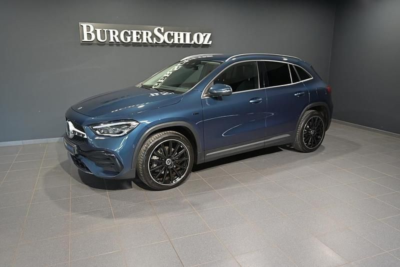 Denimblau metallic Gebraucht 2020 Mercedes GLA250 AMG SUV | 32.880 € (Etwas zu teuer) - Bild 1/2