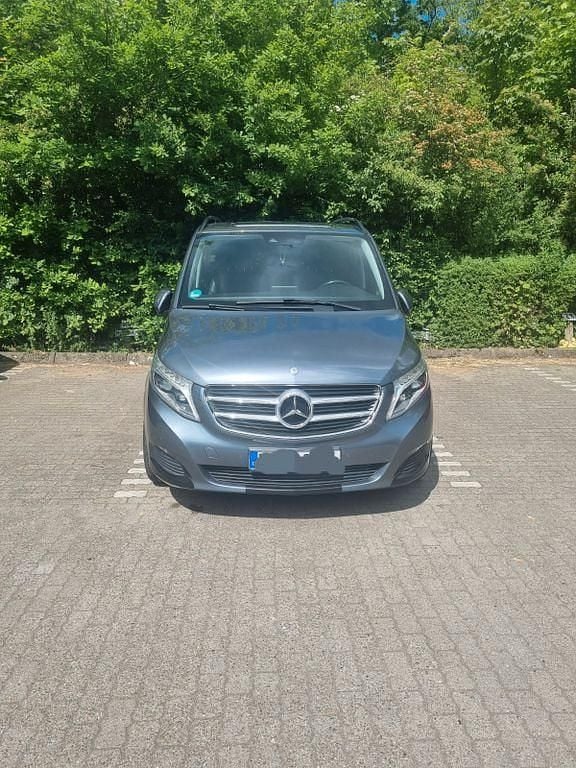 Grau Gebraucht 2015 Mercedes V250 Avantgarde Van / Kleinbus | 31.900 € (Fairer Preis) - Bild 1/4