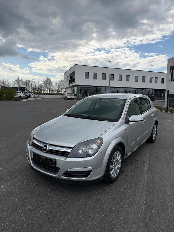 Second-hand Opel Astra 105 CP (77 kW) 2004 Argintiu Hatchback