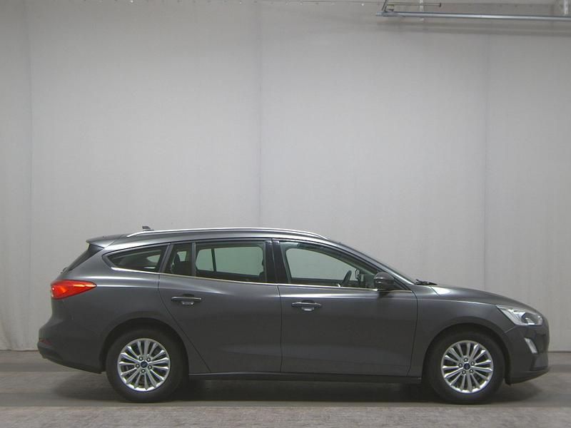 Grau Gebraucht 2019 Ford Focus Titanium Limousine | 7.280 € (Superpreis) - Bild 1/4