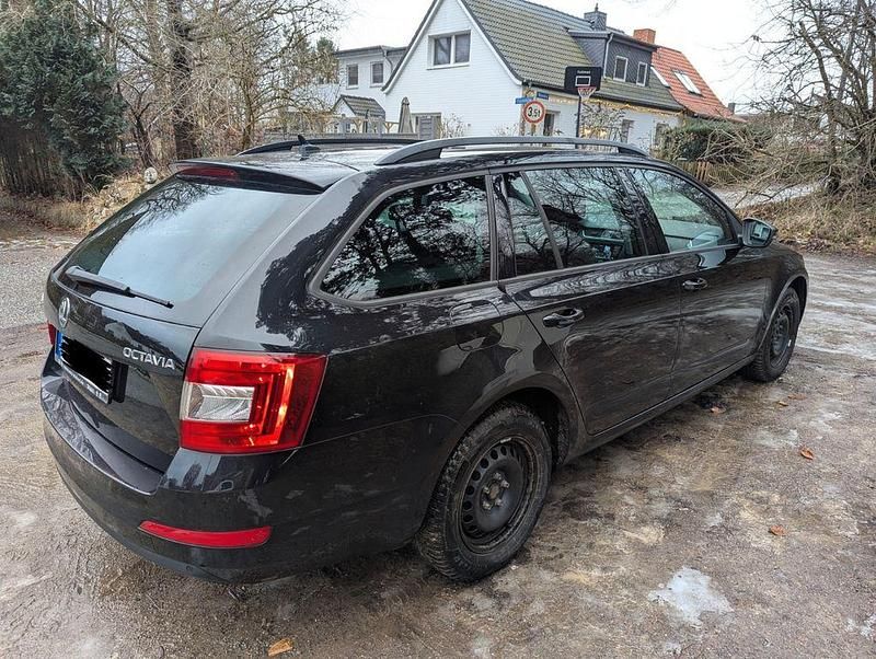Gebraucht Skoda Octavia Ambition 105 PS (77 kW) 2014 Schwarz Kleinwagen