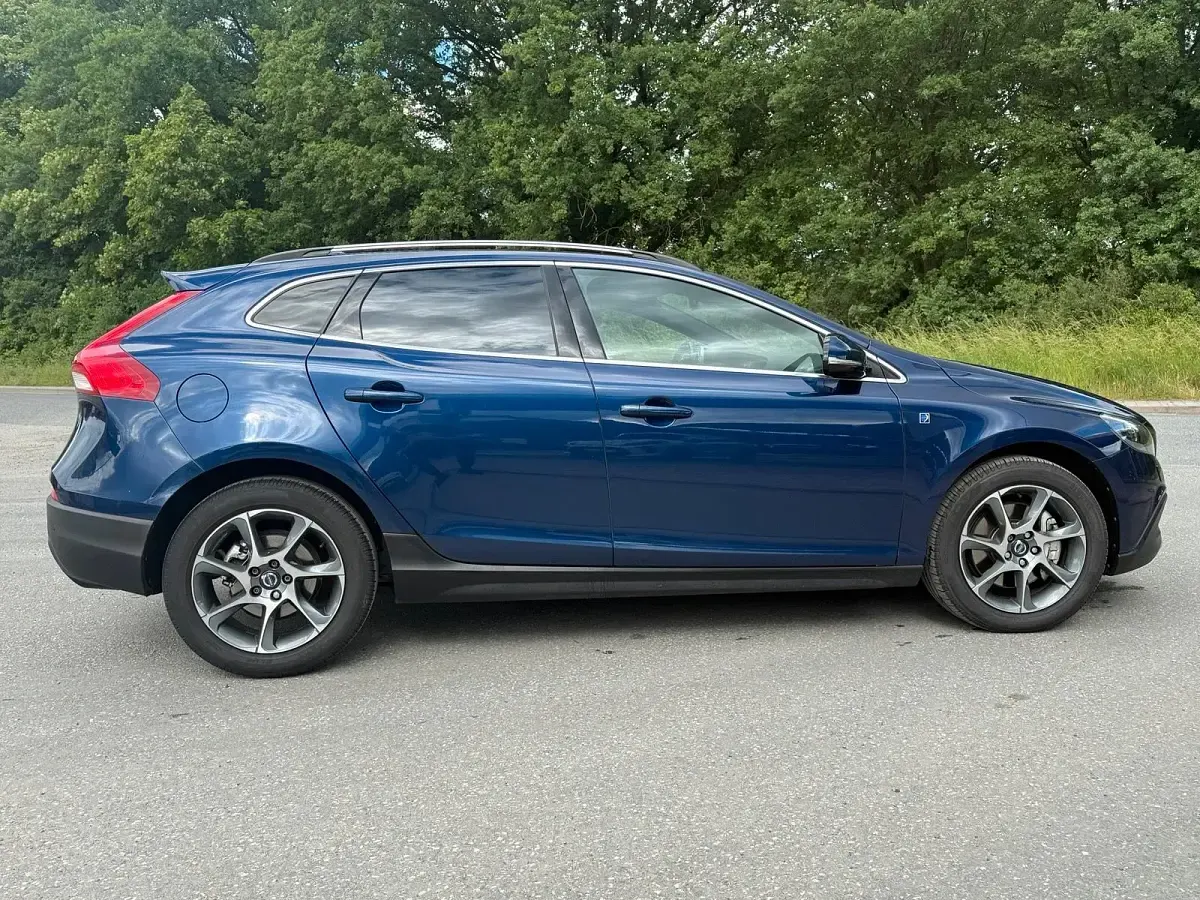 Gebraucht Volvo V40 Ocean Race 190 PS (139 kW) 2014 Blau Limousine