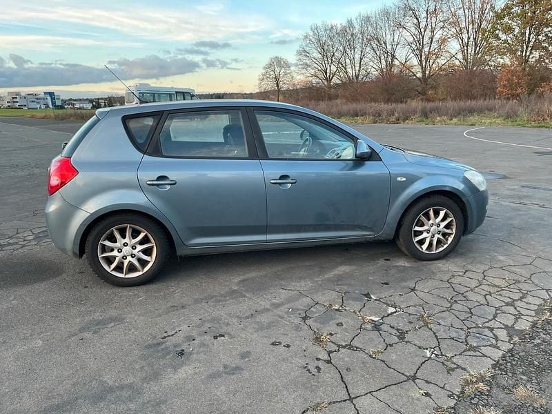 Gebraucht Kia Ceed 115 PS (84 kW) 2009 Blau Kleinwagen