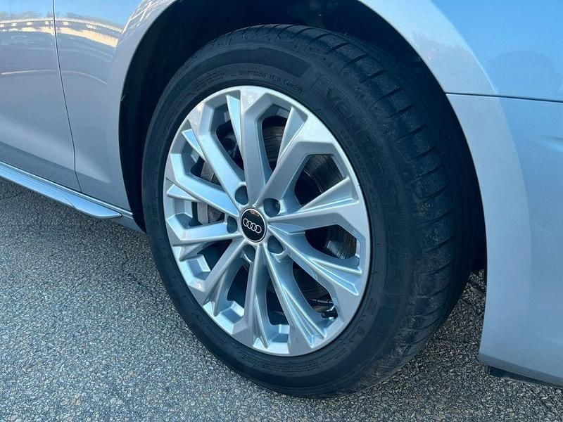 Używany Audi A4 Advanced 265 KM (194 kW) 2023 Srebrny Kombi