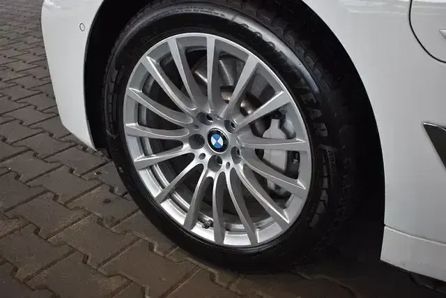 Gebraucht BMW 530e Sport Line 184 PS (135 kW) 2023 Alpinweiss iii Kombi