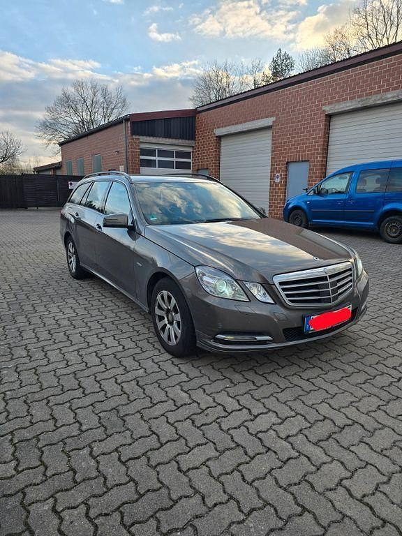 Gebraucht Mercedes E220 170 PS (125 kW) 2011 Grau Kombi