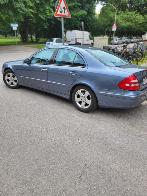 Blau Gebraucht 2005 Mercedes E350 Avantgarde Limousine | 4.650 € (Superpreis) - Bild 1/4