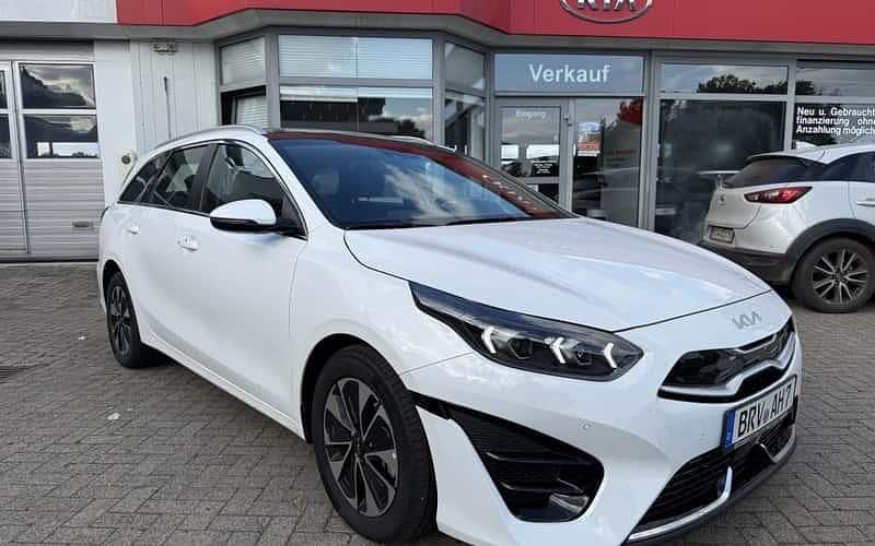 Deluxeweiß metallic Gebraucht 2024 Kia Ceed Sportswagon Spirit Kombi | 32.990 € - Bild 1/4