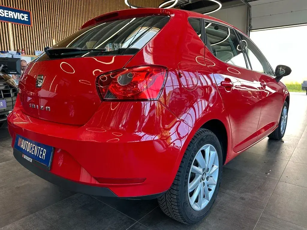 Używany Seat Ibiza 69 KM (50 kW) 2015 Czerwony Sedan/Limuzyna