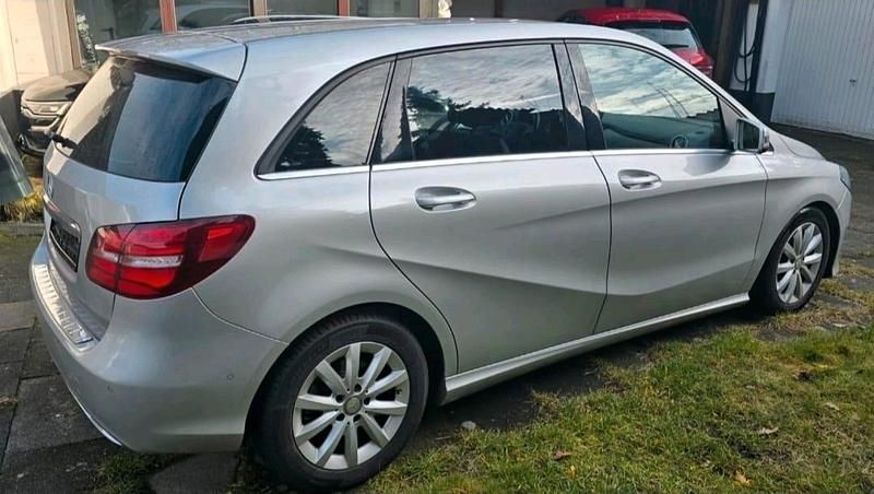 Silber Gebraucht 2017 Mercedes B180 Van / Kleinbus | 10.900 € (Guter Preis) - Bild 1/4