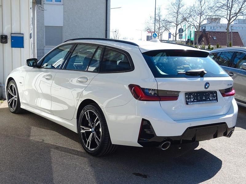 Gebraucht BMW 320e M Sport 204 PS (150 kW) 2023 Weiß Kombi