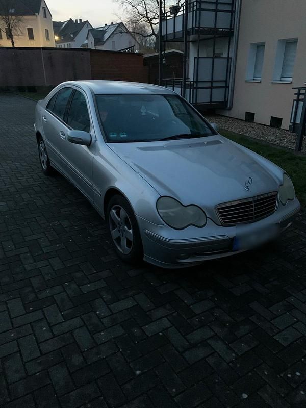 Silber Gebraucht 2002 Mercedes C200 Avantgarde Limousine | 1.200 € (Superpreis) - Bild 1/4