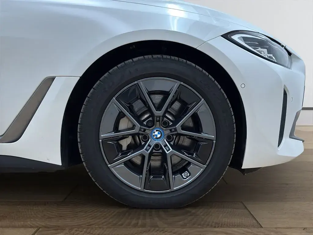Używany BMW i4 210 kW (286 KM) 2023 Biały Sedan/Limuzyna