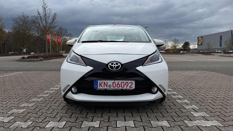 Gebraucht Toyota Aygo X-play 69 PS (50 kW) 2016 Weiß Kleinwagen