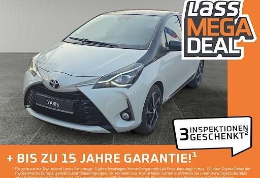 Gebraucht Toyota Yaris Basis 111 PS (81 kW) 2020 Montblancweiß perleffekt / mysticschwarz mica Limousine