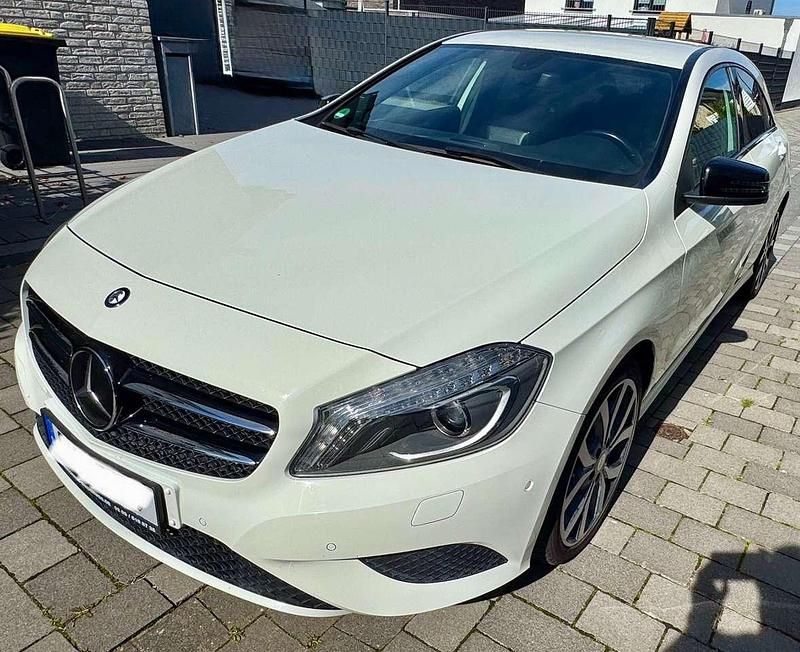 Weiß Gebraucht 2015 Mercedes A180 Limousine | 13.800 € (Guter Preis) - Bild 1/4