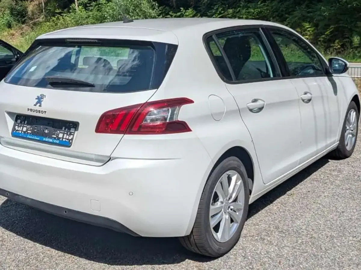 Gebraucht Peugeot 308 Active 116 PS (85 kW) 2013 Weiß Limousine