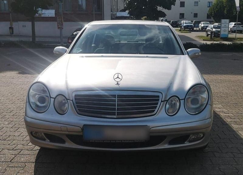 Silber Gebraucht 2005 Mercedes E200 Limousine | 5.250 € (Fairer Preis) - Bild 1/4