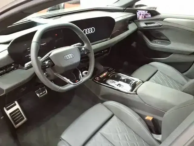 Gebraucht Audi e-tron Edition .1 369 kW (503 PS) 2024 Siambeige metallic SUV