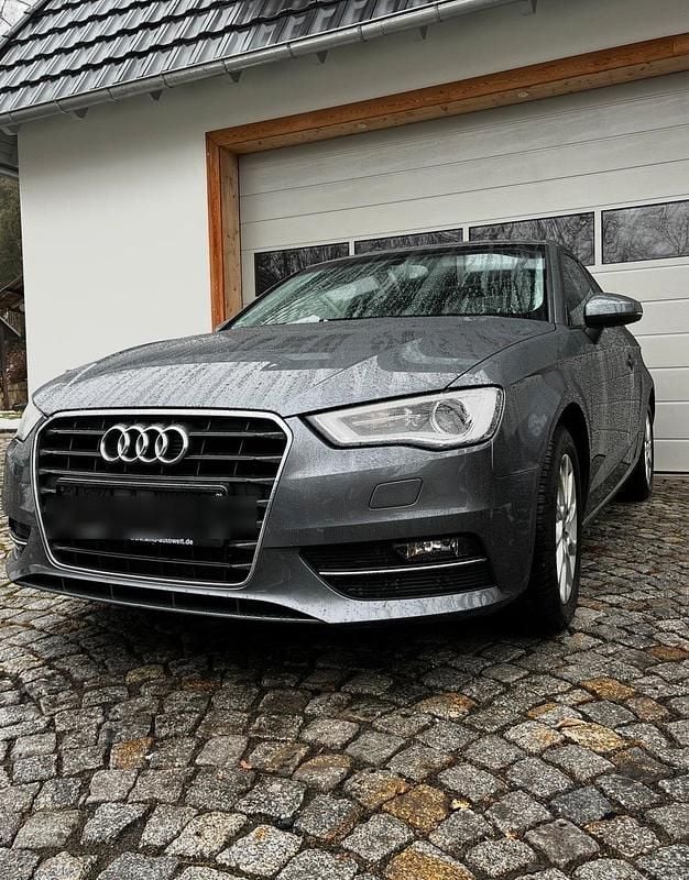 Grau Gebraucht 2013 Audi A3 Ambiente Kleinwagen | 8.900 € (Superpreis) - Bild 1/4