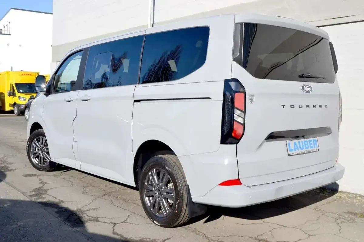 Neu Ford Tourneo Titanium 170 PS (125 kW) 2026 Grey matter Van / Kleinbus