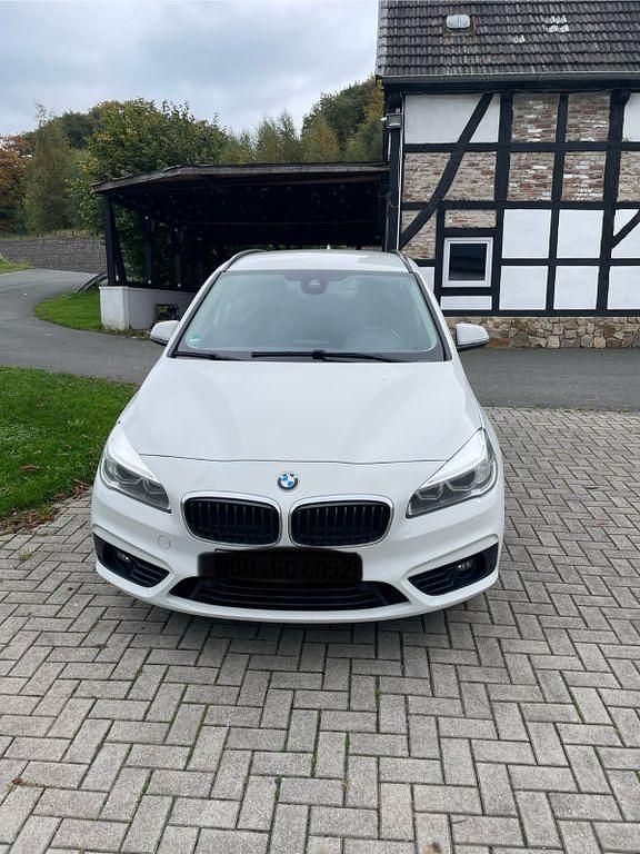 Weiß Gebraucht 2017 BMW 218 Active Tourer Sport Line Van / Kleinbus | 12.500 € (Guter Preis) - Bild 1/4