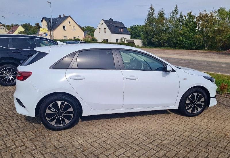 Neu Kia Ceed Silver 140 PS (102 kW) 2025 Weiß Kleinwagen