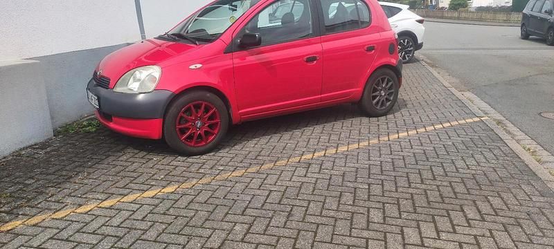 Rot Gebraucht 2001 Toyota Yaris Limousine | 2.200 € (Teuer) - Bild 1/4