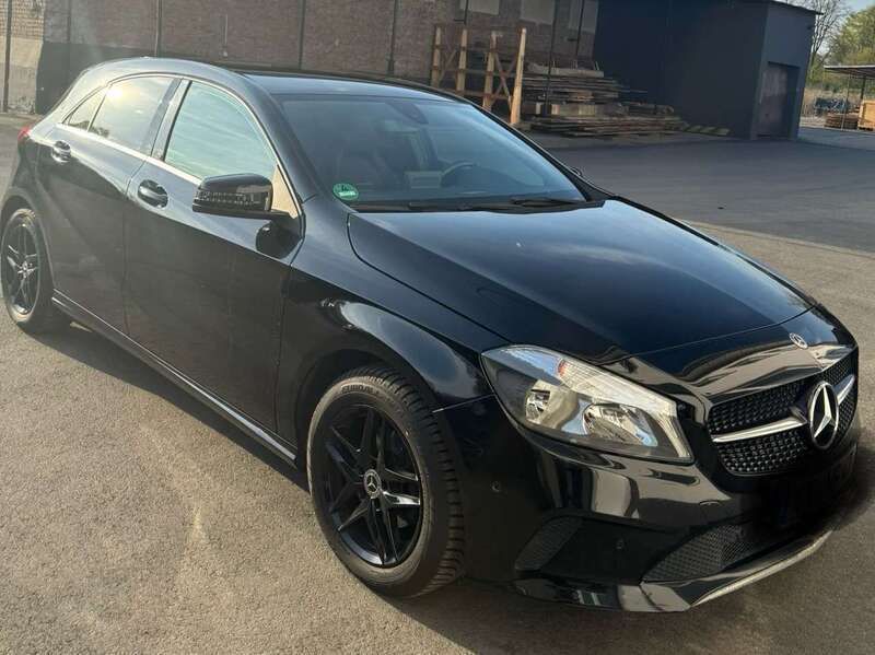 Schwarz Gebraucht 2017 Mercedes A180 Kombi | 13.500 € (Fairer Preis) - Bild 1/4