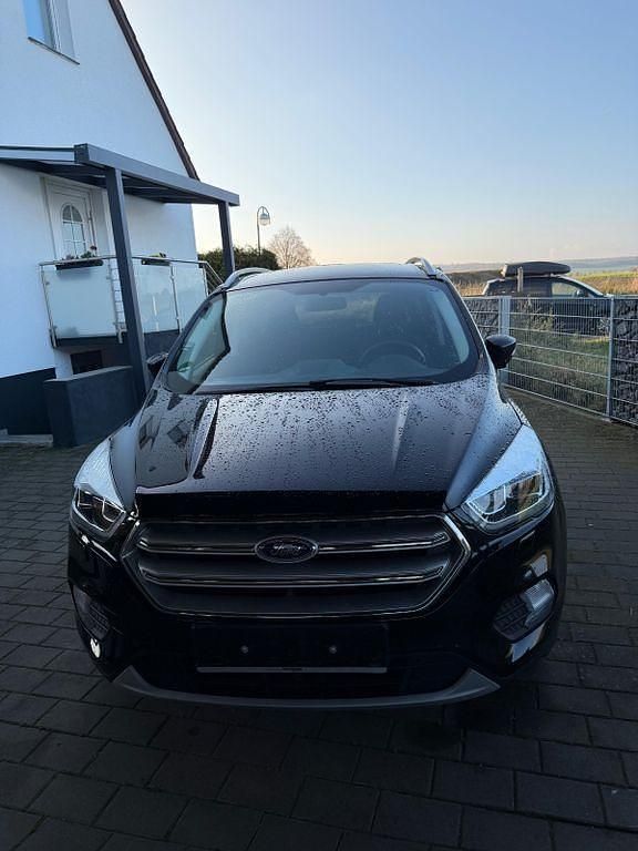 Schwarz Gebraucht 2019 Ford Kuga SUV | 14.500 € (Guter Preis) - Bild 1/4