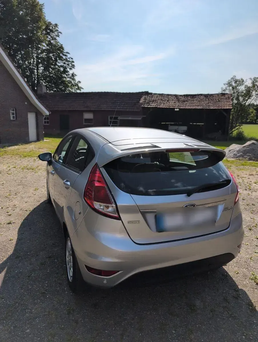 Gebraucht Ford Fiesta Individual 101 PS (74 kW) 2015 Silber Kleinwagen