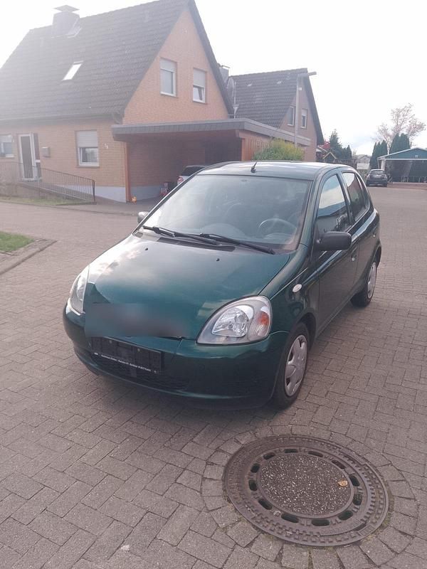Grün Gebraucht 2002 Toyota Yaris Kleinwagen | 1.590 € (Guter Preis) - Bild 1/4