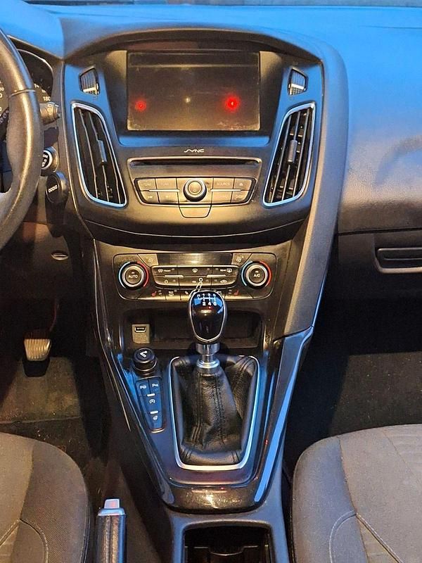 Gebraucht Ford Focus Cool & Connect 125 PS (91 kW) 2017 Weiß Kombi