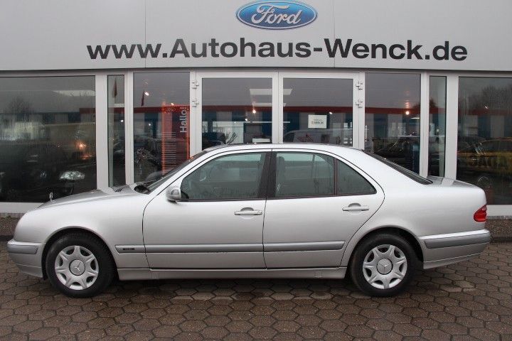 Silber Gebraucht 2000 Mercedes E200 Classic Limousine | 8.970 € - Bild 1/4