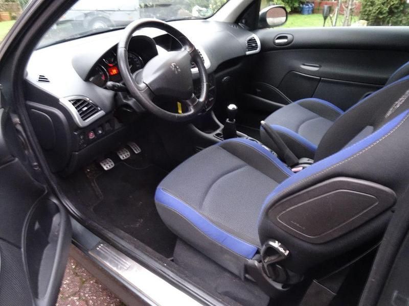 Gebraucht Peugeot 206 73 PS (53 kW) 2012 Grau Limousine