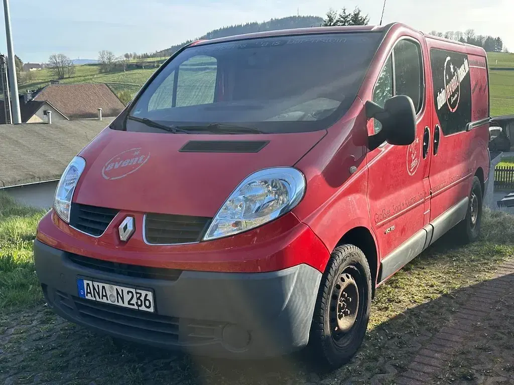 Gebraucht Renault Trafic 114 PS (83 kW) 2010 Rot Van / Kleinbus
