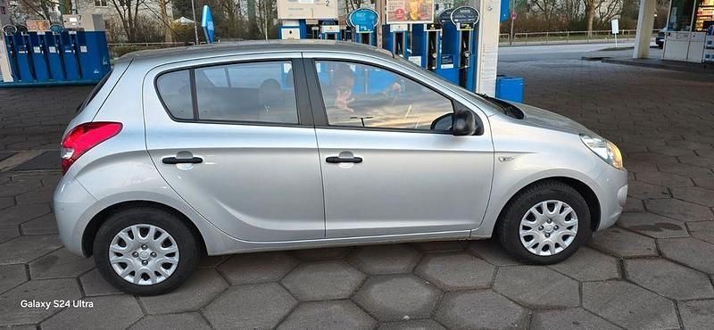 Silber Gebraucht 2012 Hyundai i20 Classic Limousine | 2.800 € (Fairer Preis) - Bild 1/2